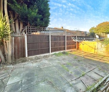 Heath Grove, Sunbury-on-Thames, Surrey, TW16 7TS - Photo 2