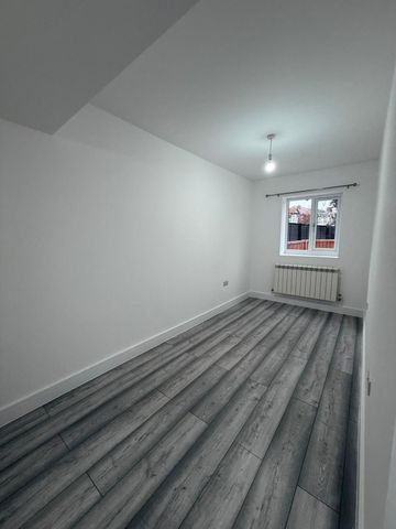 Three bedroom Ground Floor Flat close to redbridge station-2350 pcm - Photo 3
