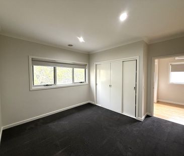Modern 3 Bedroom Townhouse with Double Garage - Photo 2