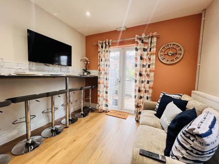 BEDROOM 3 – LARGE DOUBLE ENSUITE - Photo 2