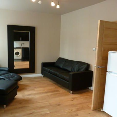 Double bedroom flat set on the top floor of a small private secure block - Photo 1