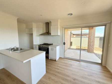 35 Portulaca Avenue, Manor Lakes VIC, Belconnen - Photo 2