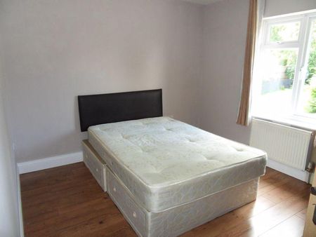 3 bedroom flat to rent - Photo 4