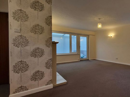 Bungalow to rent on - Photo 1