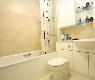 The Rowans, Woking, Surrey, GU22 - Photo 3