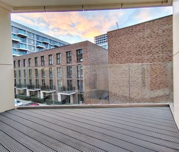 Royal Crest Avenue, London - Photo 2