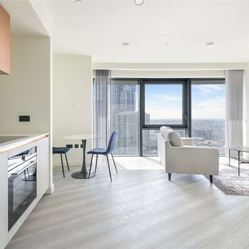 Nestled in the vibrant area of Marsh Wall, London, this brand new luxury apartment at Aspen offers an exceptional living experience on the 26th floor. - Photo 1