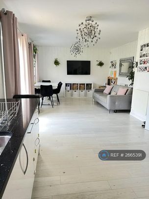 1 bedroom in a house share to rent - Photo 1