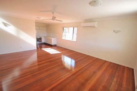 LAWNTON COTTAGE - WALK TO TRAIN - Photo 3