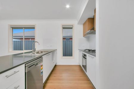 4 Bedroom Property in Evanston Gardens - Photo 5