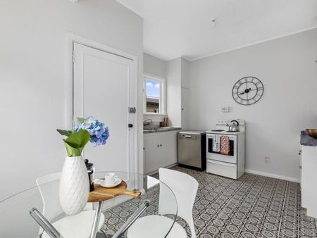 Sunny beautiful house close to all amenities - Photo 5