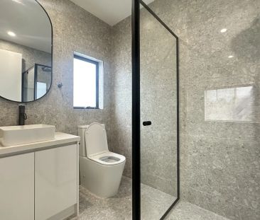 FULLY RENOVATED LUXURIOUS 3 BEDROOM UNIT! - Photo 2