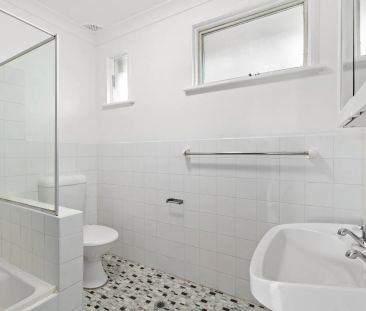 Tastefully Renovated Villa in Prime Location - Photo 6