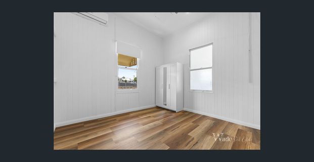 Charming & Fully Renovated Family Home – Spacious Yard & Modern Comforts - Photo 1