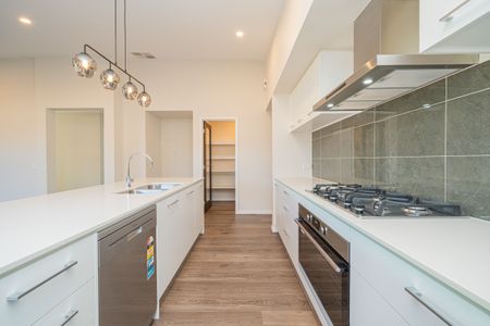 Ready to move in to with nothing to do! Available 28 Nov 2025 - Photo 4