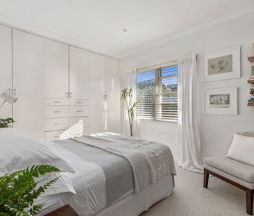 Spacious, Sun-Drenched Apartment in the Heart of Newport - Photo 2