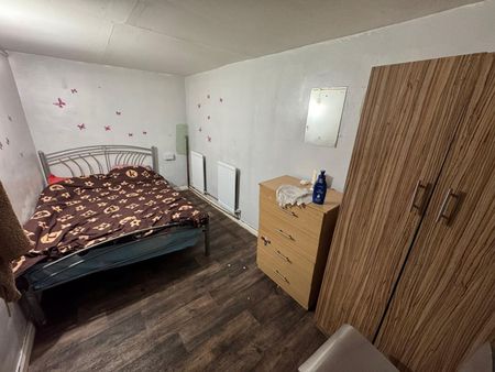 Room in a Shared House, Stevenage Road, E6 - Photo 2