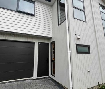 Prime Location: Modern Townhouse Near Sylvia Park! - Photo 3
