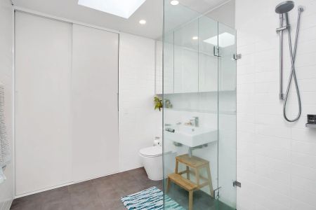 Light-Filled Lifestyle Apartment in a Prime Coastal Location - Photo 4