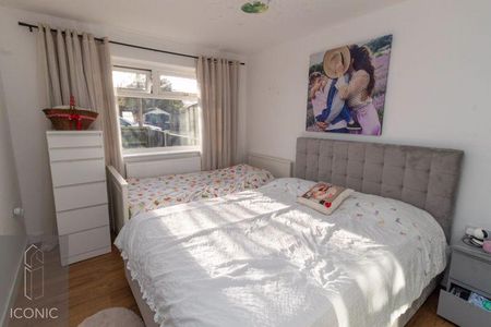 3 bedroom semi-detached bungalow to rent - Photo 4