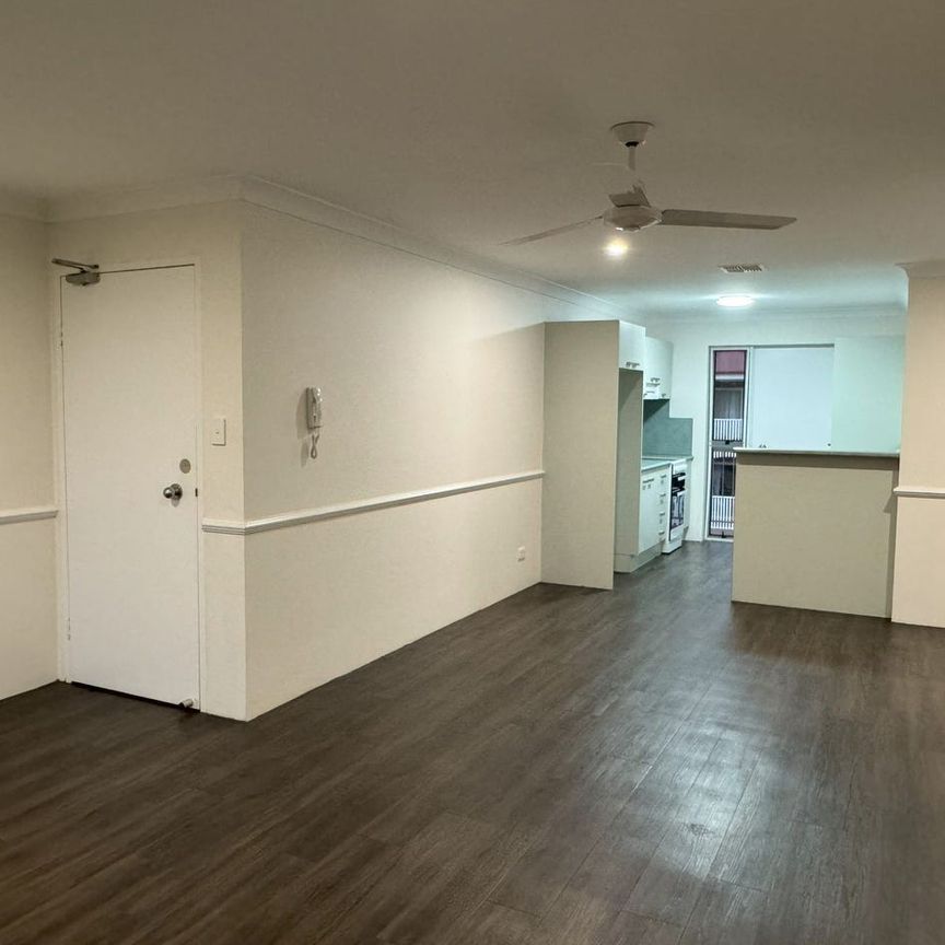 Updated unit - lots of natural light - views towards the city - Photo 1