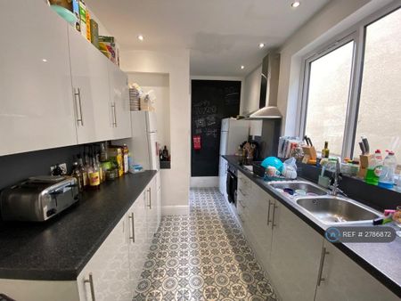 1 bedroom in a house share to rent - Photo 3