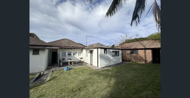 Private studio room with private kitchen in the tidy boarding house. - Photo 1