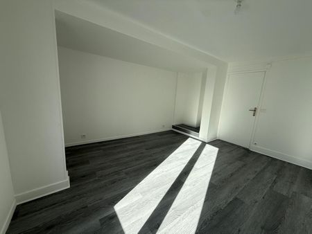 Location Appartement 2 pièces 46m² PARIS 18ème - Photo 3