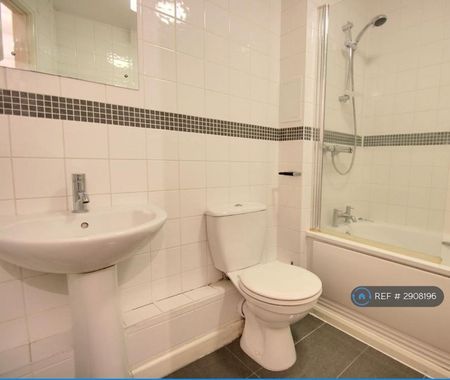 2 bedroom flat to rent - Photo 2
