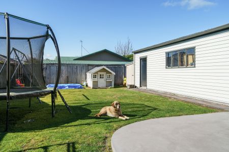 Welcome to this spacious and versatile 4-bedroom rental home. - Photo 3