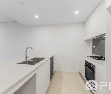 Near New Modern Spacious Apartment, close to train station! - Photo 1