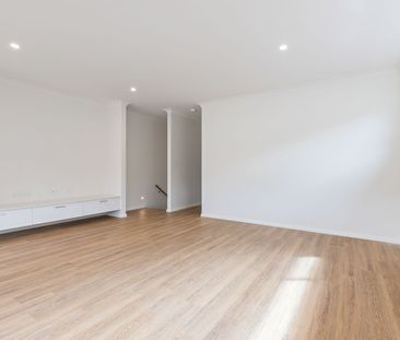 Amazing townhouse ready to be your new home - Photo 3