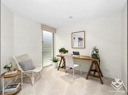 Stylish 2 - Bedroom Apartment in Prime Location - Available Now! - Photo 2