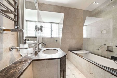 Top floor apartment in an attractive portered mansion block in Marylebone. - Photo 5