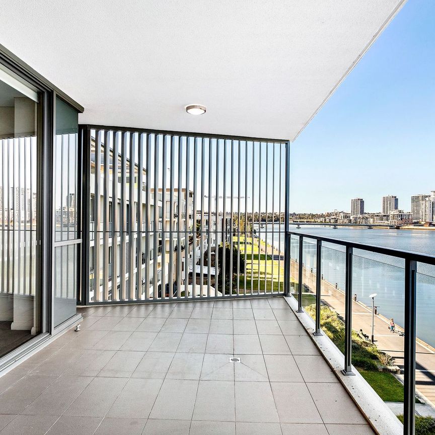 Immediate Waterfront Luxury - Photo 1