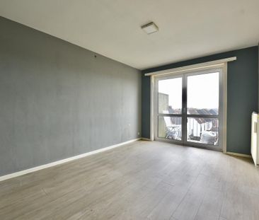 Gerenoveerd, centraal gelegen appartement met 2 slpk en terras voor... - Photo 2