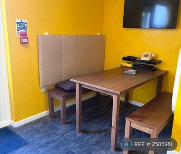 1 bedroom in a house share to rent - Photo 2