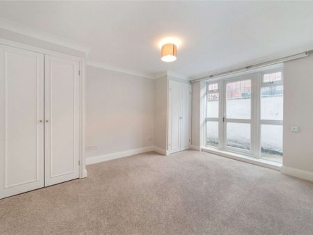 Lovely three bedroom maisonette with a garden conveniently located on Wandsworth Bridge Road. - Photo 4