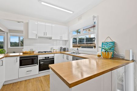 Stunning 3 Bedroom Cottage Home in The Village - Photo 3