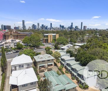 MODERN TRI-LEVEL TOWNHOUSE WITH TWO CAR LOCK-UP - Photo 6
