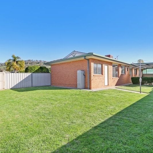 Charming 3-Bedroom Home in a Quiet, Family-Friendly Neighbourhood - Photo 1