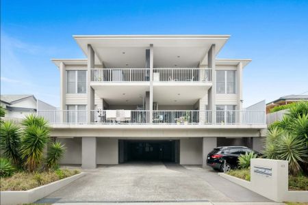 Spacious Two-Bedroom Apartment with Park Views in Annerley - Photo 4