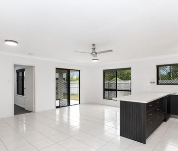 Spacious Family Living in a Quiet Street - Photo 3