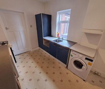 3 bedroom flat to rent - Photo 2