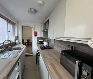 3 bedroom end of terrace house to rent - Photo 2