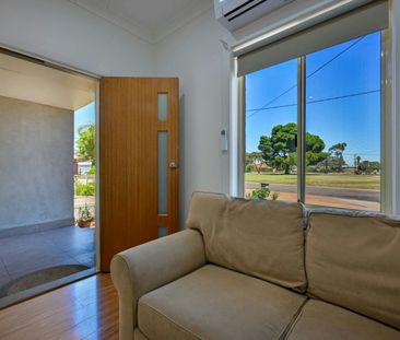 10 Townsend Crescent - Photo 2