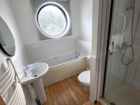 2 bedroom mews to rent - Photo 3