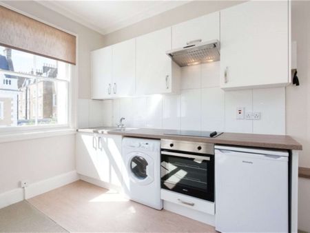 A fantastically located studio flat with shared bathroom facilities. The property has it's own kitchenette. - Photo 2