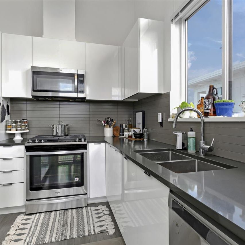 Top Floor SW Corner Prescott Commons 2 Bedroom - 2 Bathroom - 2 Parking - Storage locker - Photo 1