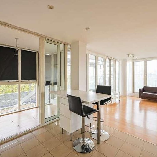 Eastern Quay Apartments, Royal Docks, E16 - Photo 1